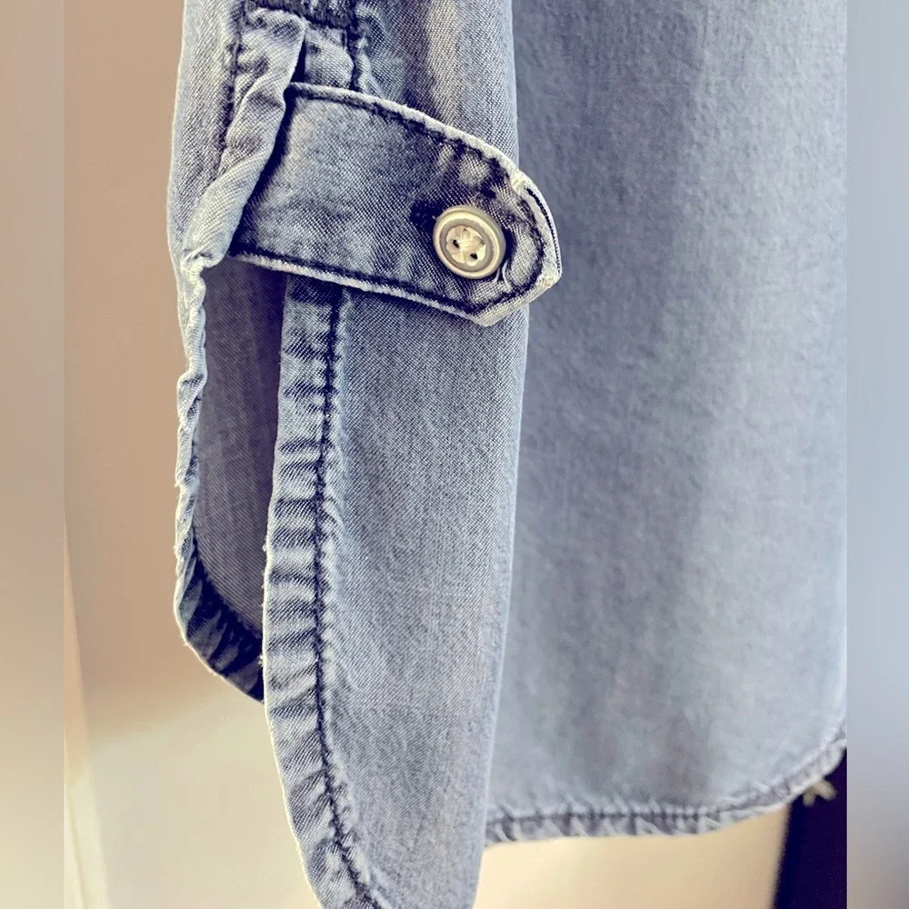 Coldwater Creek 6/8 Blue denim ombre blouse‎ 100% Tencel(Lycell) Hidden buttons. - Picture 9 of 11